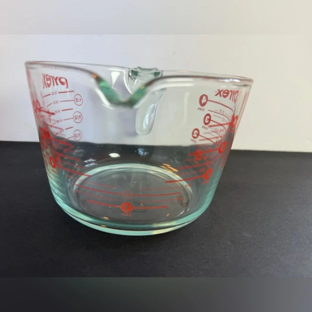 Pyrex 4 Cup Glass Measuring Cup 32oz Red Letters Made USA Open Handle EUC